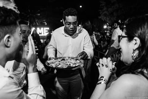 Corte da gravata - Recepção de casamento - Léo Araújo Fotografia - Fotógrafo de Casamento RJ - Casamento - Fotografia de Casamento RJ'