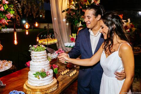 Corte do bolo - Recepção de casamento - Léo Araújo Fotografia - Fotógrafo de Casamento RJ - Casamento - Fotografia de Casamento RJ'