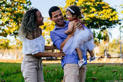 Praça paris - ensaio de família - léo araújo fotografia - fotógrafo de família - Rio de Janeiro - Fotógrafo RJ - Criança sorrindo para os pais.'