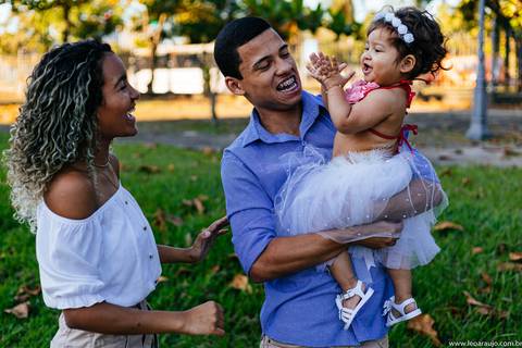 Praça paris - ensaio de família - léo araújo fotografia - fotógrafo de família - Rio de Janeiro - Fotógrafo RJ - Criança batendo palma.'