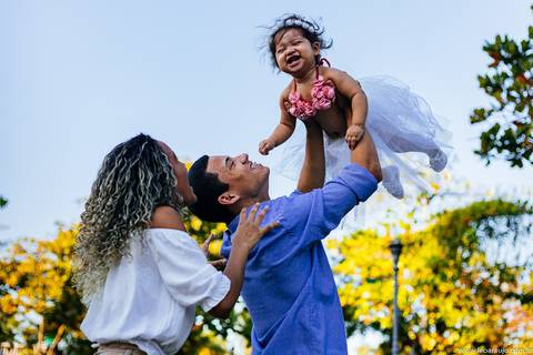 Praça paris - ensaio de família - léo araújo fotografia - fotógrafo de família - Rio de Janeiro - Fotógrafo RJ - Pais brincando com filha. '