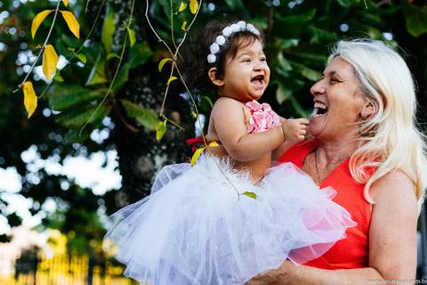 Praça paris - ensaio de família - léo araújo fotografia - fotógrafo de família - Rio de Janeiro - Fotógrafo RJ - Criança no colo da avó. '