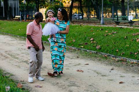 Praça paris - ensaio de família - léo araújo fotografia - fotógrafo de família - Rio de Janeiro - Fotógrafo RJ - Criança brincando com os avós. '