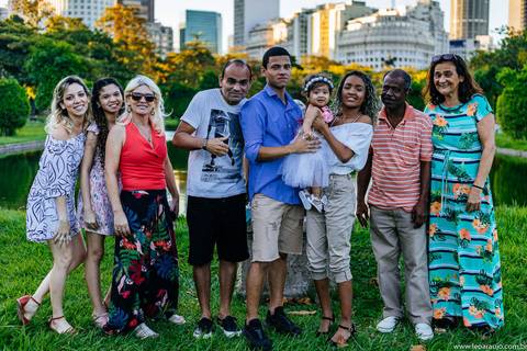 Praça paris - ensaio de família - léo araújo fotografia - fotógrafo de família - Rio de Janeiro - Fotógrafo RJ - família posando para foto.'
