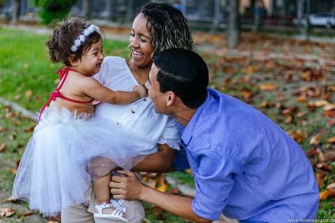 Praça paris - ensaio de família - léo araújo fotografia - fotógrafo de família - Rio de Janeiro - Fotógrafo RJ - Criança sorrindo para os pais. '