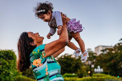 Praça paris - ensaio de família - léo araújo fotografia - fotógrafo de família - Rio de Janeiro - Fotógrafo RJ - Avó brincando com neta. '