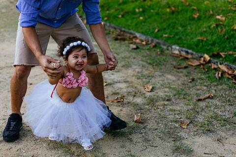 Praça paris - ensaio de família - léo araújo fotografia - fotógrafo de família - Rio de Janeiro - Fotógrafo RJ - Criança brincando com o pai. '