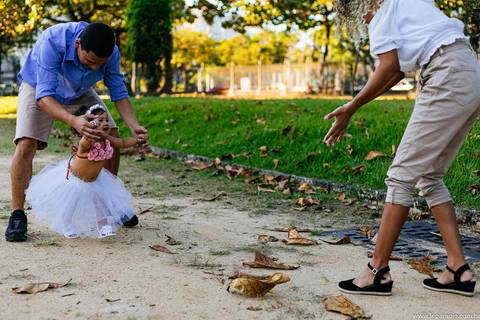 Praça paris - ensaio de família - léo araújo fotografia - fotógrafo de família - Rio de Janeiro - Fotógrafo RJ - Criança brincando com o pais.'
