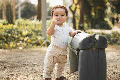 parque Celso Daniel 
Santo André 
bebe sorrindo
de pé '