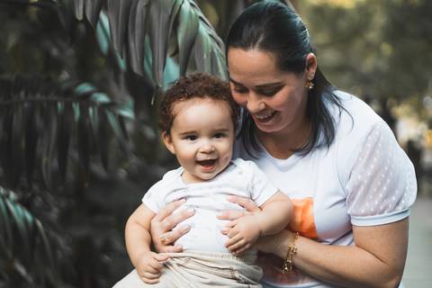 parque Celso Daniel 
Santo André 
bebe sentado na grama 
folha de outono '