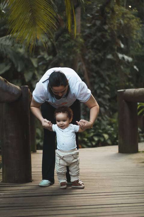 parque Celso Daniel 
Santo André 
bebe sentado na grama 
folha de outono '