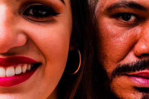 Retrato de casal. Enquadramento em close, sendo apenas a metade do rosto do rapaz e a outra metade da moça.'