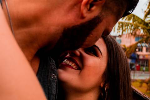 Foto de casal, com um enquadramento em close, com os rostos encostados um de frente para o outro.'