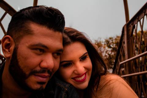 Foto de casal, em um enquadramento fechado, os dois com o olhar à deriva.'