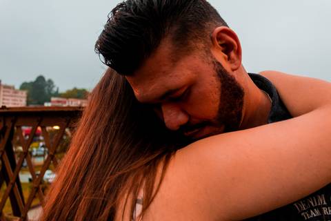 Foto de casal em um enquadramento mais fechado.'