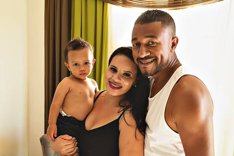 foto de família, homem mulher e um bebê,  bebê no colo da mãe'