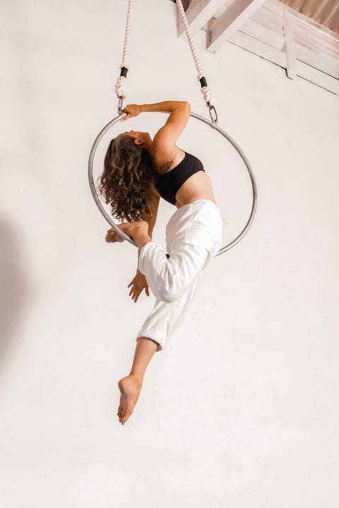Silvia da Fonte, artista circense, professora de Yoga e Acrobacias Aéreas em Recife. Foto e reprodução: Marina Guimarães'