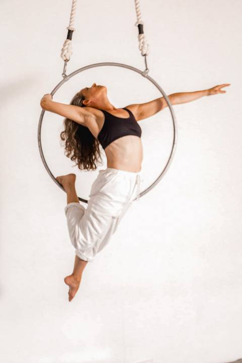 Silvia da Fonte, artista circense, professora de Yoga e Acrobacias Aéreas em Recife. Foto e reprodução: Marina Guimarães'