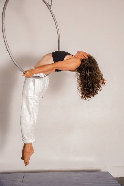 Silvia da Fonte, artista circense, professora de Yoga e Acrobacias Aéreas em Recife. Foto e reprodução: Marina Guimarães'