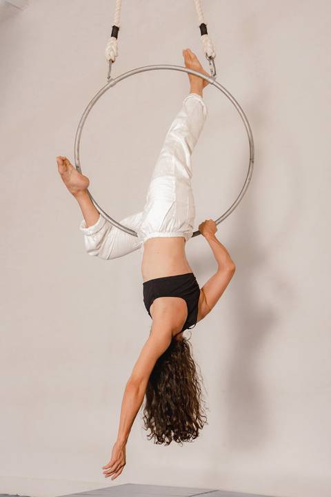 Silvia da Fonte, artista circense, professora de Yoga e Acrobacias Aéreas em Recife. Foto e reprodução: Marina Guimarães'