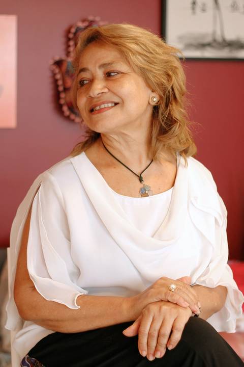 Retrato de Dulce Marques em fundo vinho na sala do Ventre Terapias Femininas clicado pela fotógrafa Marina Guimarães em Recife Pernambuco'