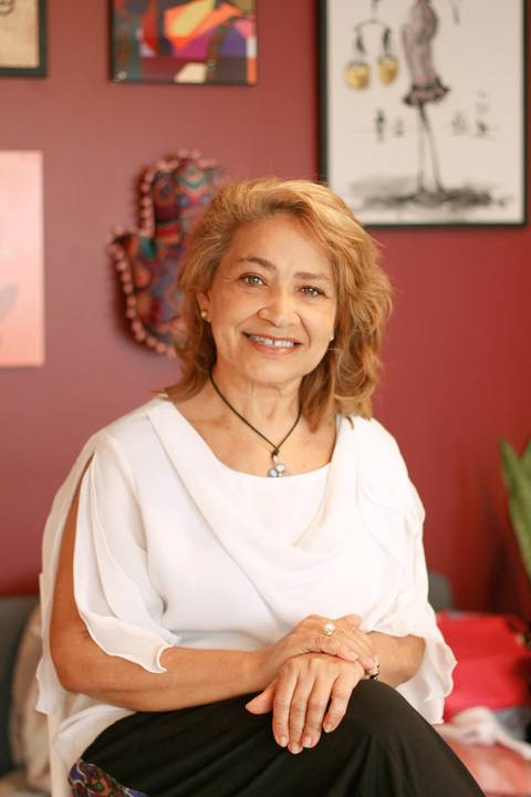 Retrato de Dulce Marques em fundo vinho na sala do Ventre Terapias Femininas clicado pela fotógrafa Marina Guimarães em Recife Pernambuco'