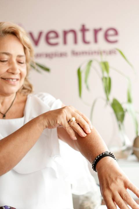 Retrato de Dulce Marques em tons neutros, suaves, na sala do Ventre Terapias Femininas clicado pela fotógrafa Marina Guimarães em Recife Pernambuco'
