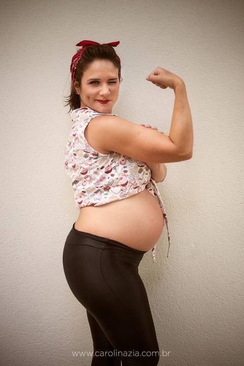 gestante pinup posa para foto em pose tradicional de pinup em Itatiba sp'