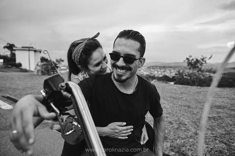 Casal faz ensaio gestante em Itatiba com moto Harley Davidson no estilo pinup'