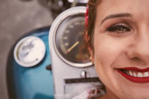 Casal faz ensaio gestante em Itatiba com moto Harley Davidson no estilo pinup'