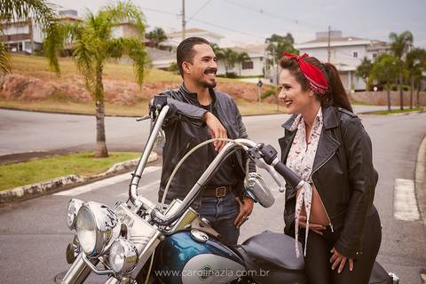 Casal faz ensaio gestante em Itatiba com moto Harley Davidson no estilo pinup'