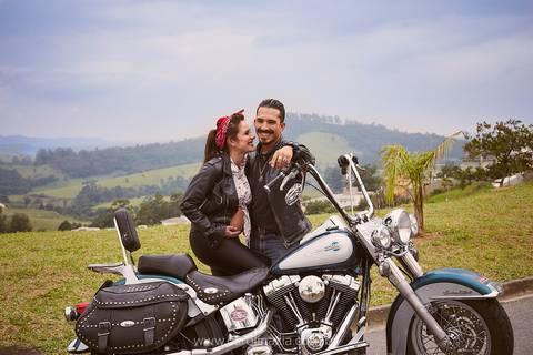 Casal faz ensaio gestante em Itatiba com moto Harley Davidson no estilo pinup'
