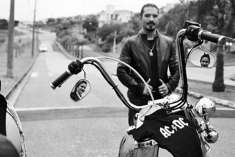 Casal faz ensaio gestante em Itatiba com moto Harley Davidson no estilo pinup'