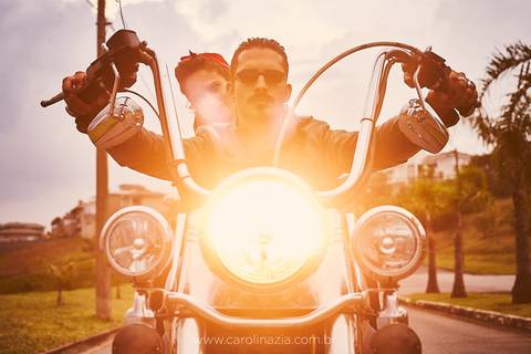 Casal faz ensaio gestante em Itatiba com moto Harley Davidson no estilo pinup'