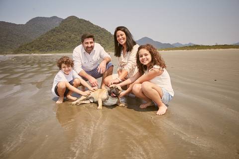 ensaio gestante praia Guaraú Peruibe ensaio família com cachorro na praia'