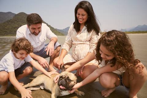ensaio gestante praia Guaraú Peruibe ensaio família com cachorro na praia'