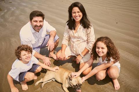 ensaio gestante praia Guaraú Peruibe ensaio família com cachorro na praia'