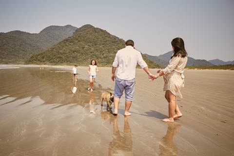 ensaio gestante praia Guaraú Peruibe ensaio família com cachorro na praia'