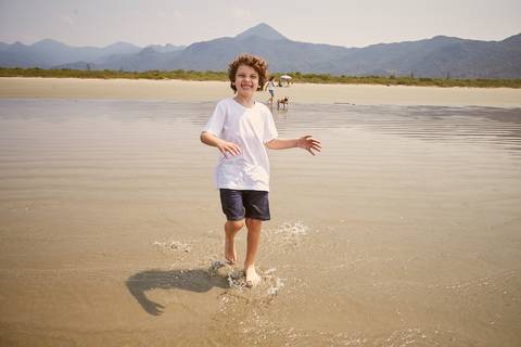 ensaio gestante praia Guaraú Peruibe ensaio família com cachorro na praia'