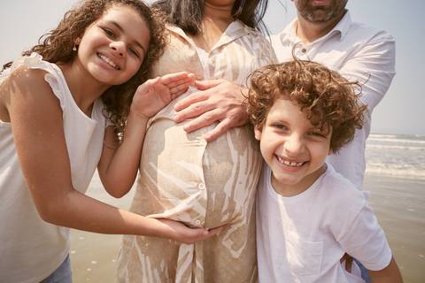 ensaio gestante praia Guaraú Peruibe ensaio família com cachorro na praia'