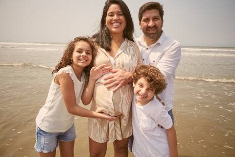 ensaio gestante praia Guaraú Peruibe ensaio família com cachorro na praia'