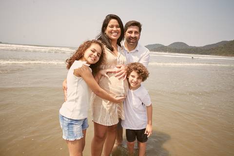 ensaio gestante praia Guaraú Peruibe ensaio família com cachorro na praia'