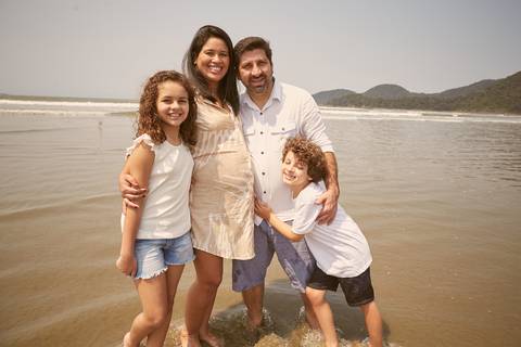 ensaio gestante praia Guaraú Peruibe ensaio família com cachorro na praia'