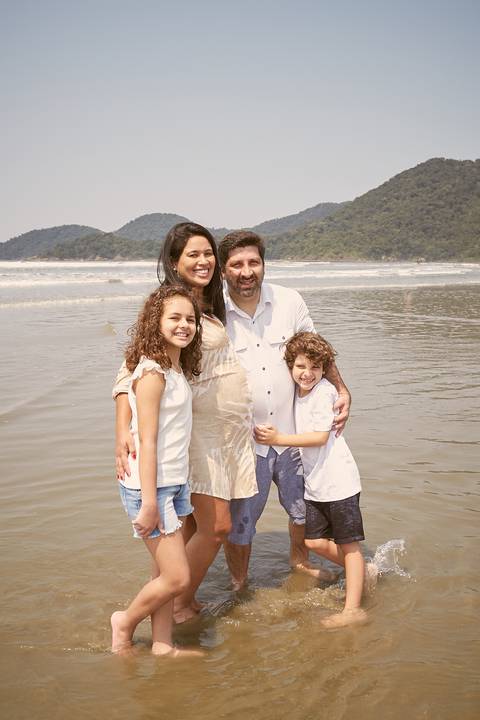 ensaio gestante praia Guaraú Peruibe ensaio família com cachorro na praia'