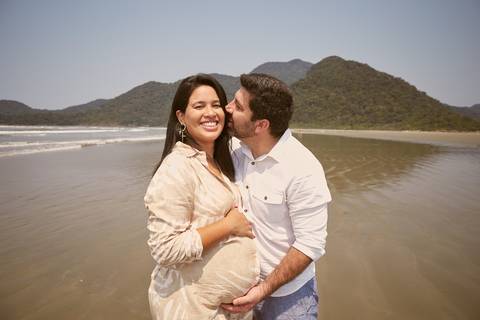 ensaio gestante praia Guaraú Peruibe ensaio família com cachorro na praia'