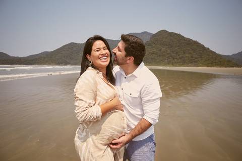 ensaio gestante praia Guaraú Peruibe ensaio família com cachorro na praia'