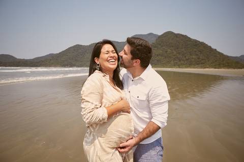 ensaio gestante praia Guaraú Peruibe ensaio família com cachorro na praia'