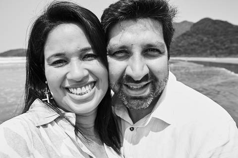 ensaio gestante praia Guaraú Peruibe ensaio família com cachorro na praia'