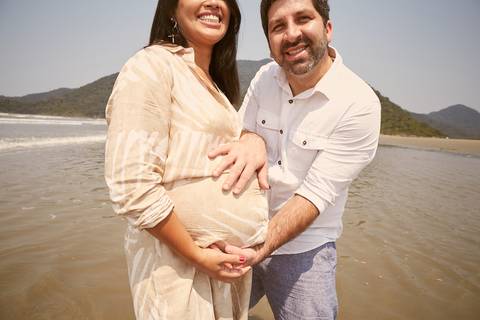 ensaio gestante praia Guaraú Peruibe ensaio família com cachorro na praia'