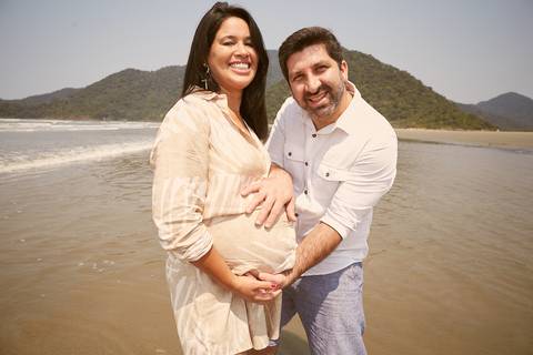 ensaio gestante praia Guaraú Peruibe ensaio família com cachorro na praia'